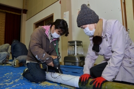 社コミュニティハウスへ移動して、竹灯籠の制作に移ります。竹灯籠のデザインは、印刷して竹に張り付けて使用します。あとは上からドリルで穴を開けていきます。ちょっと病みつきになりそう。