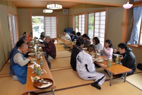 牧原集会所にて昼食を頂きました。地元のお母さん方手作りのカレーライス。ごちそうさまでした！！