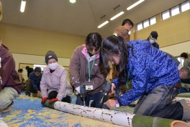 午後から再び竹灯籠づくりを再開。皆さん慣れてきたのもあって、次々に仕上がっていきます。