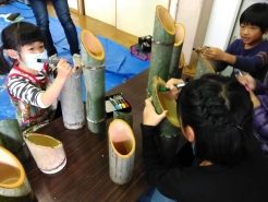 地元の子供たちも、ぼんぼりの絵付けに協力してくれました。