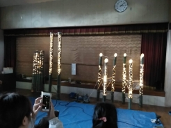 完成後、ＬＥＤライトを中に入れて点灯させてみました。点灯の瞬間は、あまりの美しさに歓声が起こりました！！