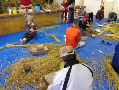 皆さん最初はおしゃべりしながらでしたが、集中し始めると、黙々としめ飾りを作る光景が・・・。確かに夢中になります。