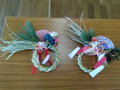 飾りを付けて完成！！きれいな仕上がりに。
（注）作ったのは私ではなく、地元の方です。