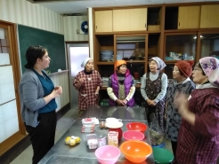 さっそくケーキ作りを始めます。お母さま方もやるき満々！！