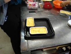 ケーキの素を混ぜ合わせ、型に流し込みます。これをオーブンで焼き上げます。