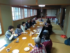 皆でケーキと紅茶でのんびりおしゃべりの時間。ゆっくり過ごしました。