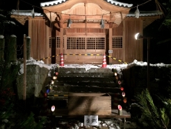 ライトアップされた神社の拝殿。