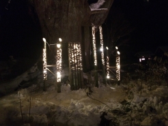 岡山県立大学デザイン学科の皆さんによる作品。ＬＥＤライトを使用しているので、くっきりと模様が浮かび上がっています。