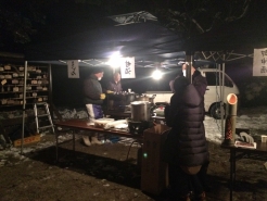 地域の皆さんにより、甘酒とおうどんがふるまわれました。冷えた体に温かさがしみわたります。