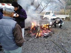 大きな火が焚かれていました。パチパチと音を立て、勢いよく炎が上がります。