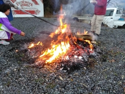 しめ飾りやお札、お守りなどが火にくべられています。