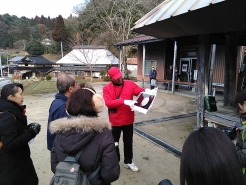 大御堂のガイドの様子。調査資料として使用されている木材の細胞を拡大したものを活用しています。