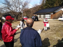神馬神座でのガイドの様子。実際に飼育されていた神馬（じんめ）さんの写真を活用しています。