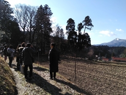 八畳岩から戻るところで、きれいに見える櫃ヶ山（ひつがせん）をパチリ！