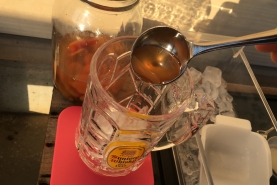 シロップを炭酸で割ります。