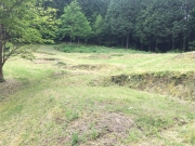 傾斜部分を一部平らに整地したテントサイトです。