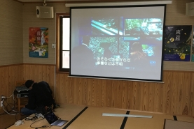 100インチの大型スクリーン！