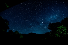 山の中で満天の星空体験を。