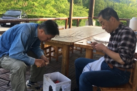 よの遊びに夢中の2人