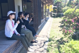 縁側に並んで座って食べるアイスが美味しい！